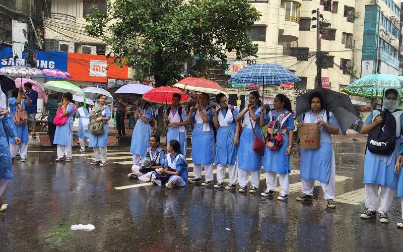 Students chant slogans, holding placards at Shantinagar intersection in Dhaka in rain on 2 August 2018. Photo: Farjana Liakat