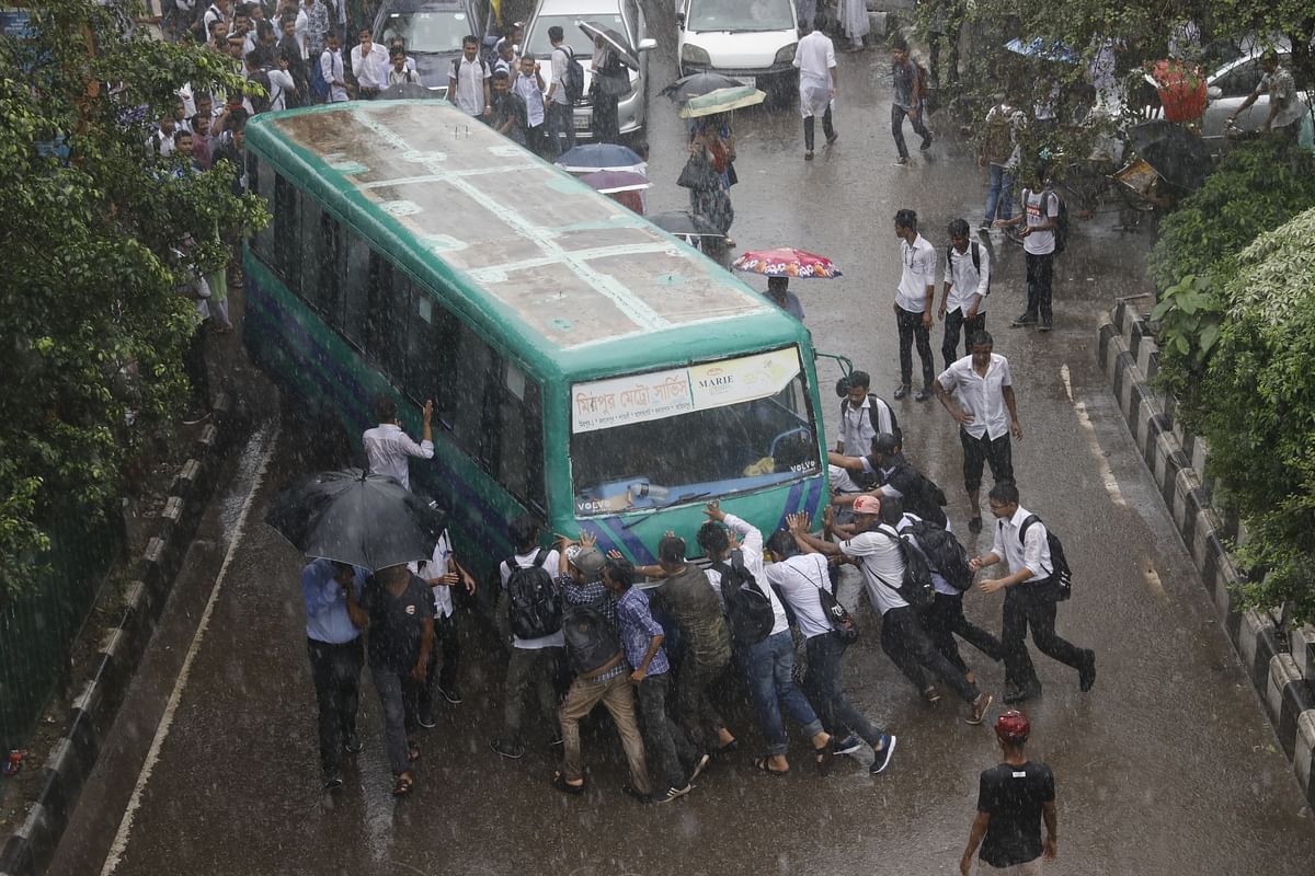 Agitating students stopped a bus and turned it back  on 2 August as the driver had no driving licence.  Photo: Prothom Alo