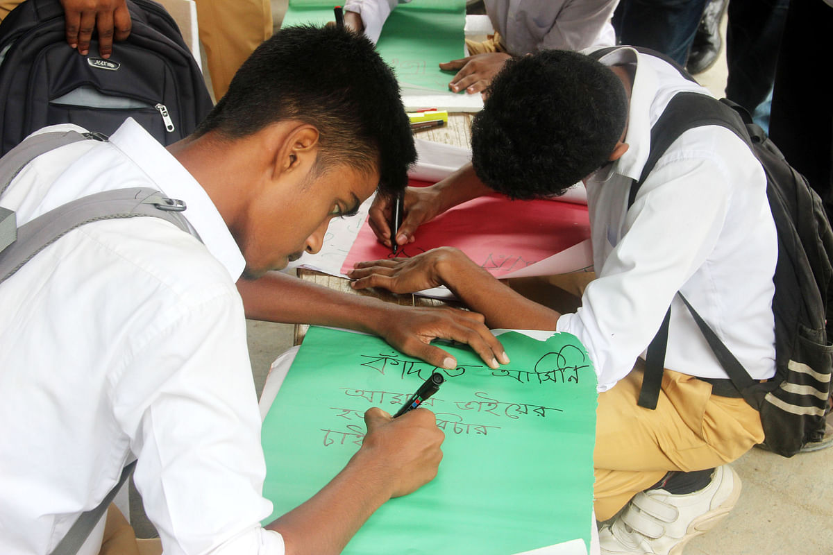 Students prepare placards demanding justice for the death of two students in a road crash in Dhaka on 29 July. Photo: Prothom Alo