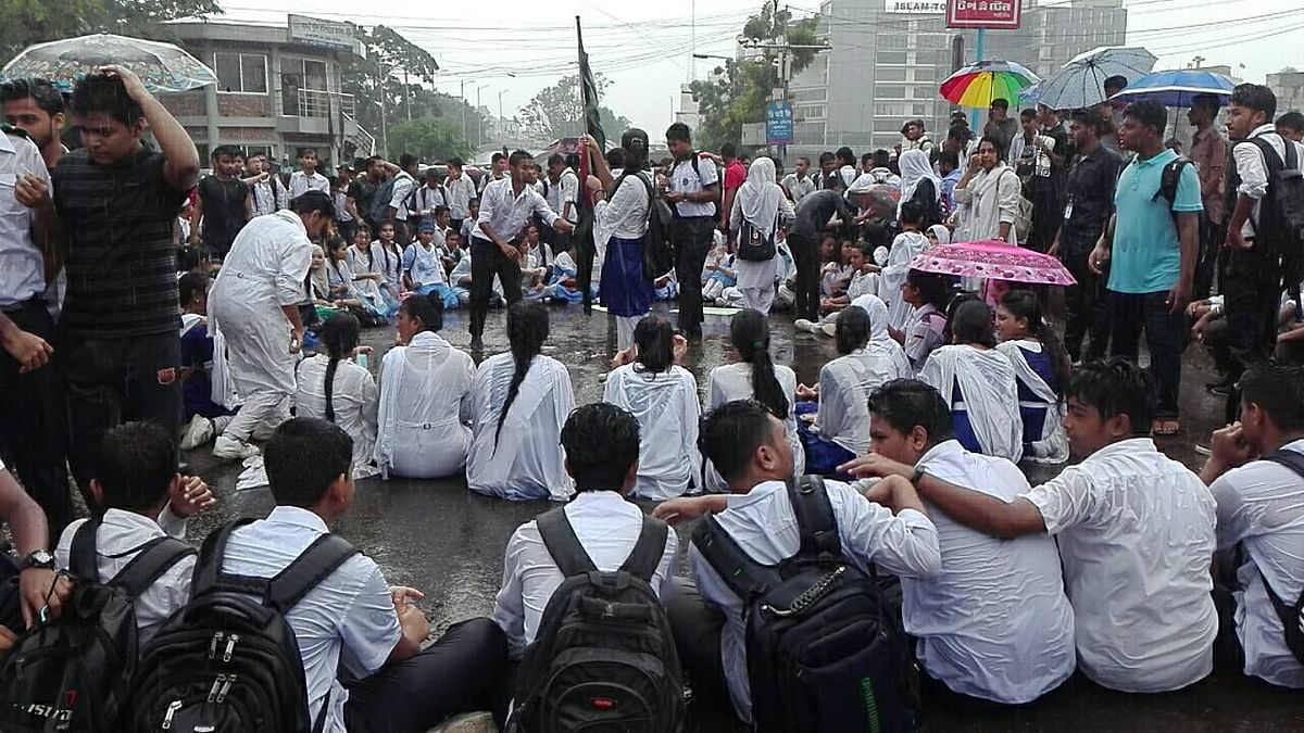 A group of students stage a sit-in in Rampura area of the capital on 2 August demanding justice for the death of two students in a road crash in Dhaka on 29 July. Photo: Prothom Alo