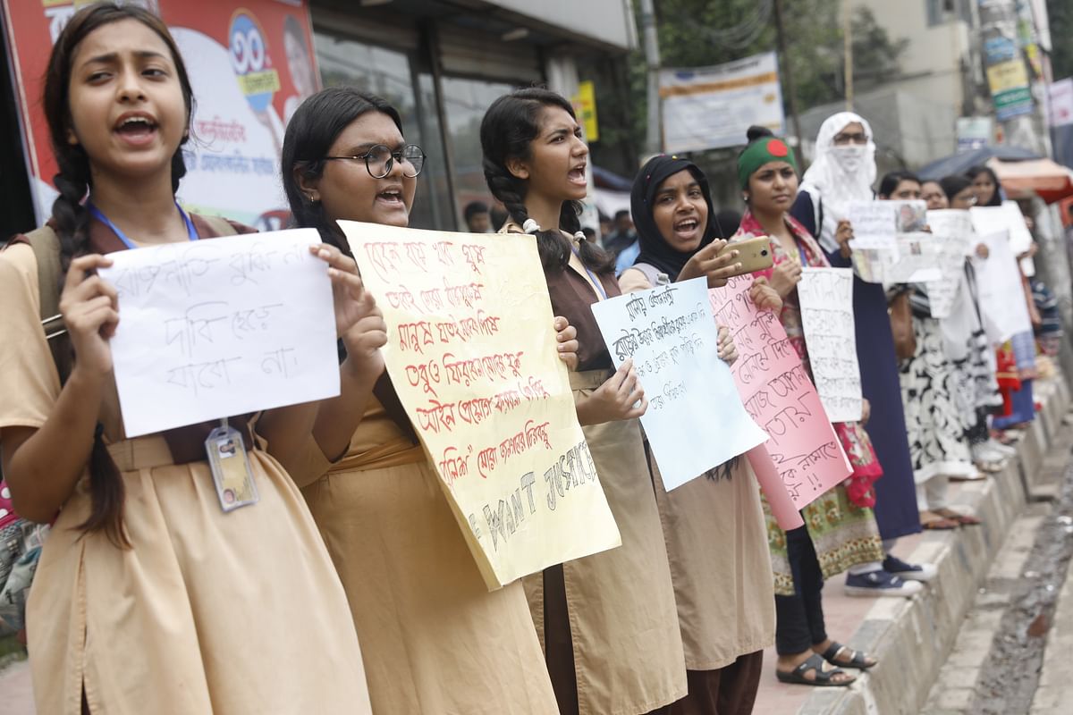 Students in Mohammadpur on Friday morning stand with placards demanding justice for the death of two of their fellows in a road accident on 29 July. Photo: Dipu Malakar