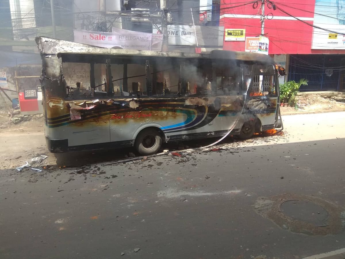 Angry mob set fire to a bus after it hit a motorbike, killing the motorcyclist on Friday afternoon in Maghbazar, Dhaka. Photo: Prothom Alo