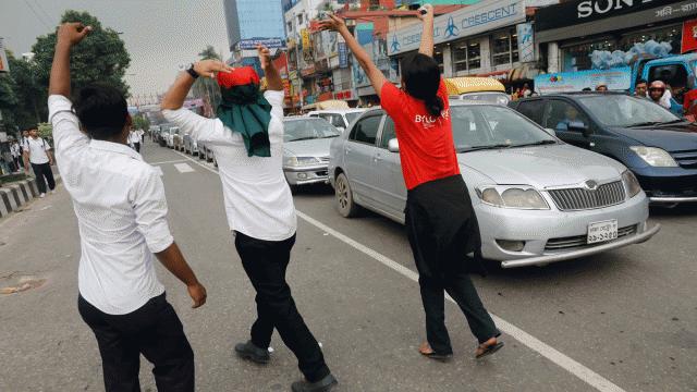 Students are seen controlling traffic in the Asad Gate area of Dhaka on 4 August. Photo: Dipu Malakar