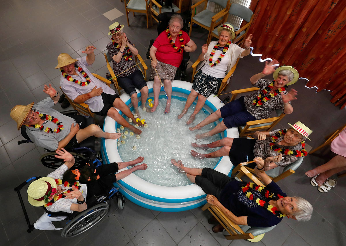 Residents at the Ter Biest house for elderly persons refresh their feet in a pool on a hot summer day, in Grimbergen, Belgium on 3 August. Photo: Reuters