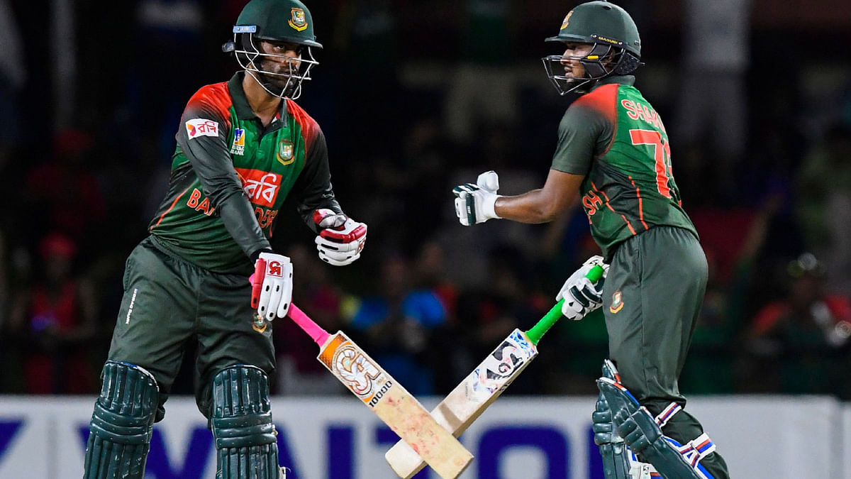 Tamim Iqbal (L) and Shakib Al Hasan (R) of Bangladesh speak during the 2nd T20I match between West Indies and Bangladesh at Central Broward Regional Park Stadium in Fort Lauderdale, Florida, on 4 August 2018. Photo: AFP