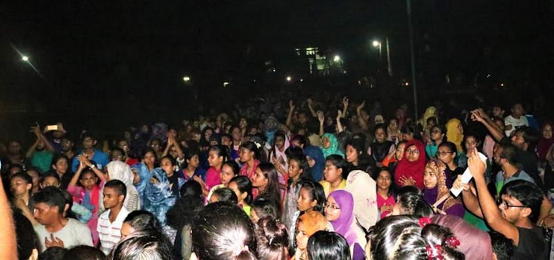JU students, on Saturday, chant slogans denouncing attacks on agitating students holding a weeklong demonstration demanding safe road. They also demanded the resignation of the shipping minister in line with the agitators` demand. Photo: UNB