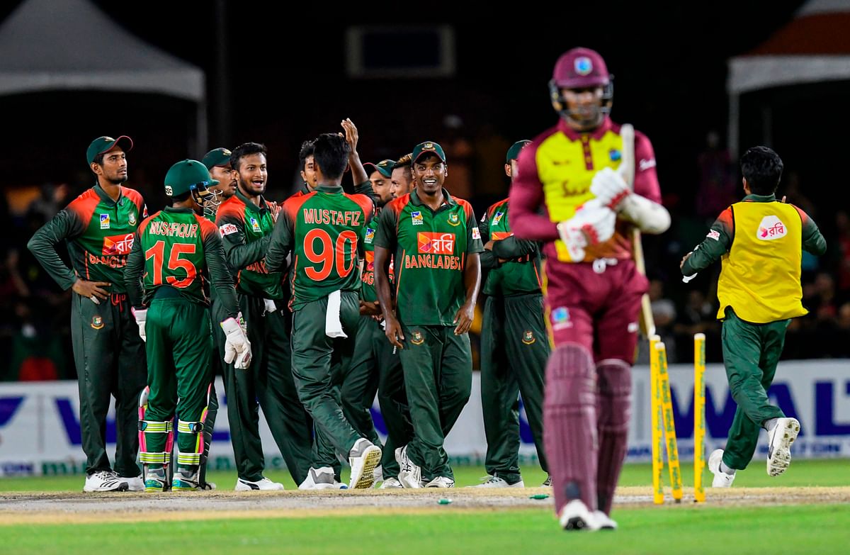 Mahmudullah (L), Shakib Al Hasan (3rd L) and Rubel Hossain (3rd R) of Bangladesh celebrate the dismissal of Marlon Samuels (2nd R) of West Indies during the 3rd and final T20i match between West Indies and Bangladesh at Central Broward Regional Park Stadium in Fort Lauderdale, Florida, on 5 August, 2018. Photo: AFP