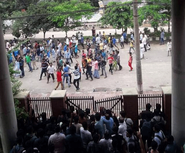 Students and activists of ruling party Awami League clash in front of the East West University on Monday. Photo: Collected