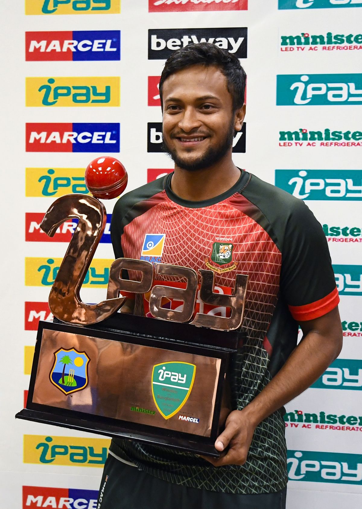 Shakib Al Hasan of Bangladesh poses with the winning trophy after Bangladesh won the 3rd and final T20i match against West Indies at Central Broward Regional Park Stadium in Fort Lauderdale, Florida, on 5 August 2018. Photo: AFP