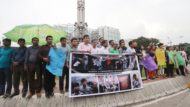 People from media form a human chain at SAARC Fountain in Karwan Bazar, Dhaka on 6 August. They protested against the attacks on journalists covering the student movement for safe roads. Photo: Abdus Salam