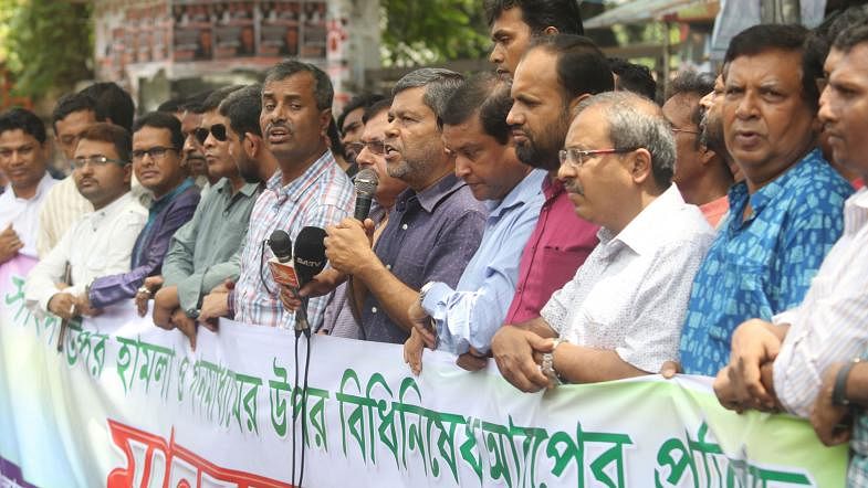 Journalists of Bangladesh Federal Journalists Union and Dhaka Journalists Union form a human chain at National Press Club area in Dhaka on 6 August 2018. The participants protested against the attacks on journalists while they were covering the movement of students demanding safe roads in Dhaka on Sunday. Photo: Abdus Salam