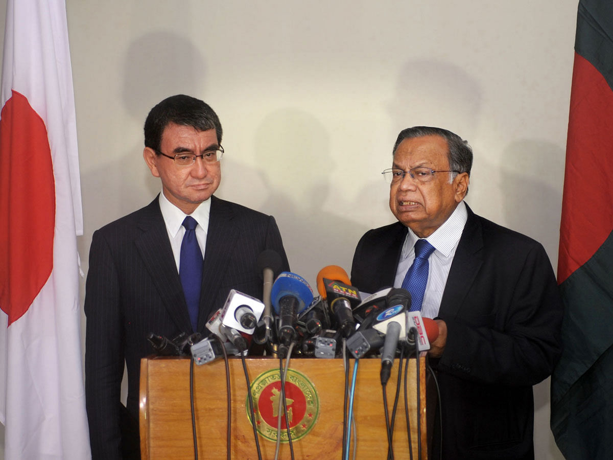 Bangladesh foreign minister AH Mahmood Ali (R) and Japan foreign minister Taro Kono address a joint press conference after their meeting at the state guesthouse Meghna in Dhaka on 7 August. Photo: PID