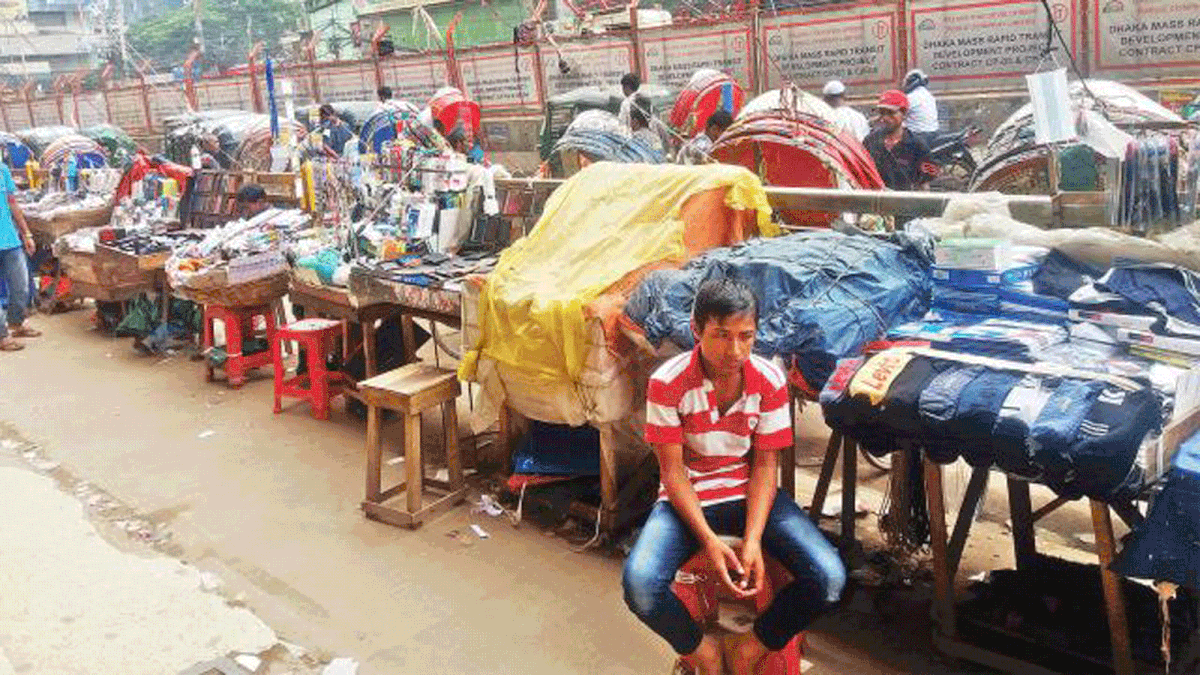 Makeshift shops on the footpath at the Mirpur-10 intersection on Sunday. Photo: Prothom Alo