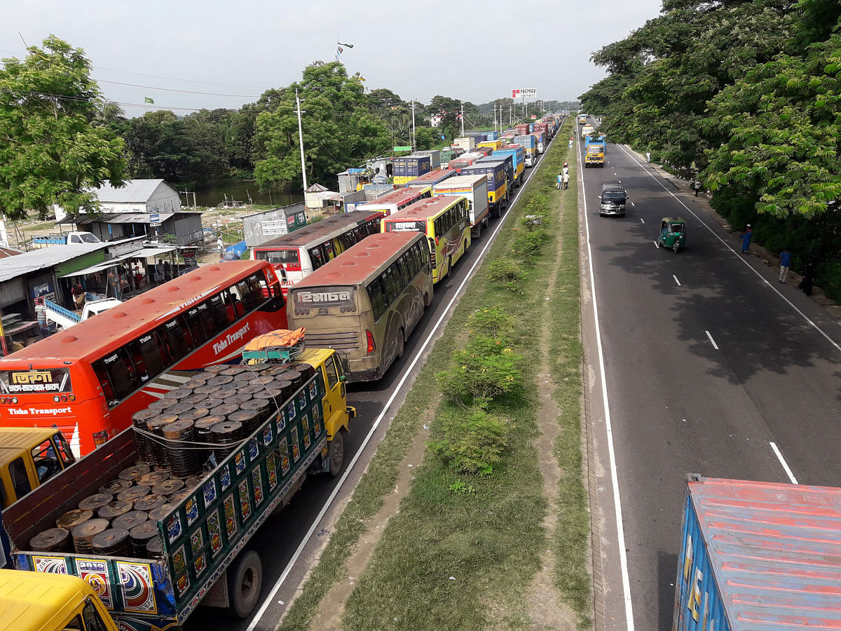 Long tailback is seen on the Dhaka-bound side of Dhaka-Chattogram highway in Shahidnagar of Daudkandi, Cumilla on Wednesday. A 10km-long tailback has been created from Meghna-Gomti toll plaza in Daudkandi, Cumilla to Amirabad as huge number of vehicles started operating after withdrawal of several days of strike by transport owners in various districts. Photo: Abdur Rahman