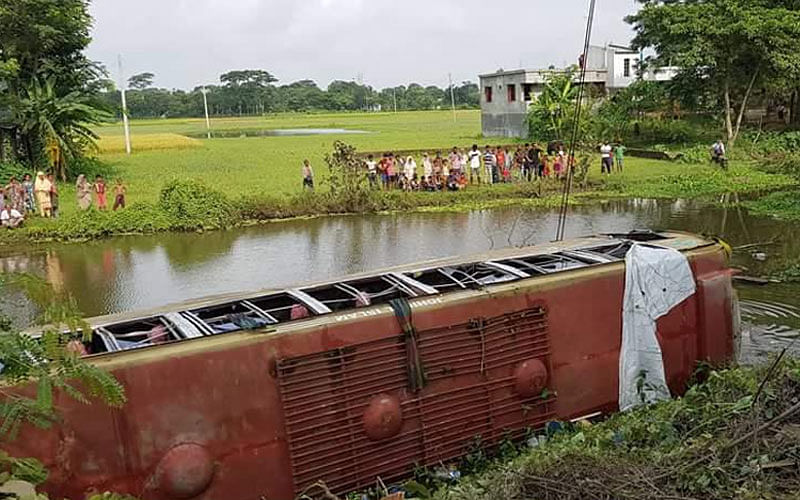 A bus plunges into a roadside ditch leaving its 50 passengers injured. Photo: Prothom Alo