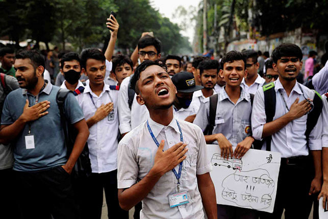 Bangladeshi students sing the national anthem as they take part in a protest over recent traffic accidents that killed two students in Dhaka, on 4 August 2018. - Reuters