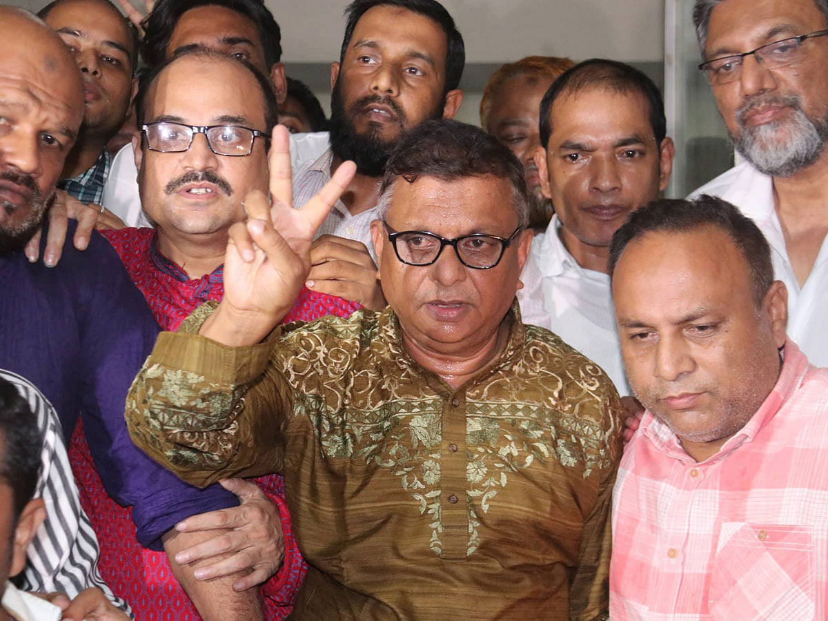 BNP candidate Ariful Haque Chowdhury shows V-sign after winning Sylhet City Corporation on Saturday. Photo: Prothom Alo