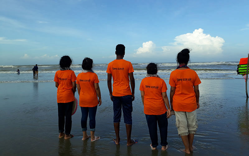 Students of Sher-E-Bangla Medical College, Barisal pose for camera wearing t-shirts inscribed “we want safe roads” at Sugandha point of Cox’s Bazar sea beach on 12 August. Photo: Mansura Hossain