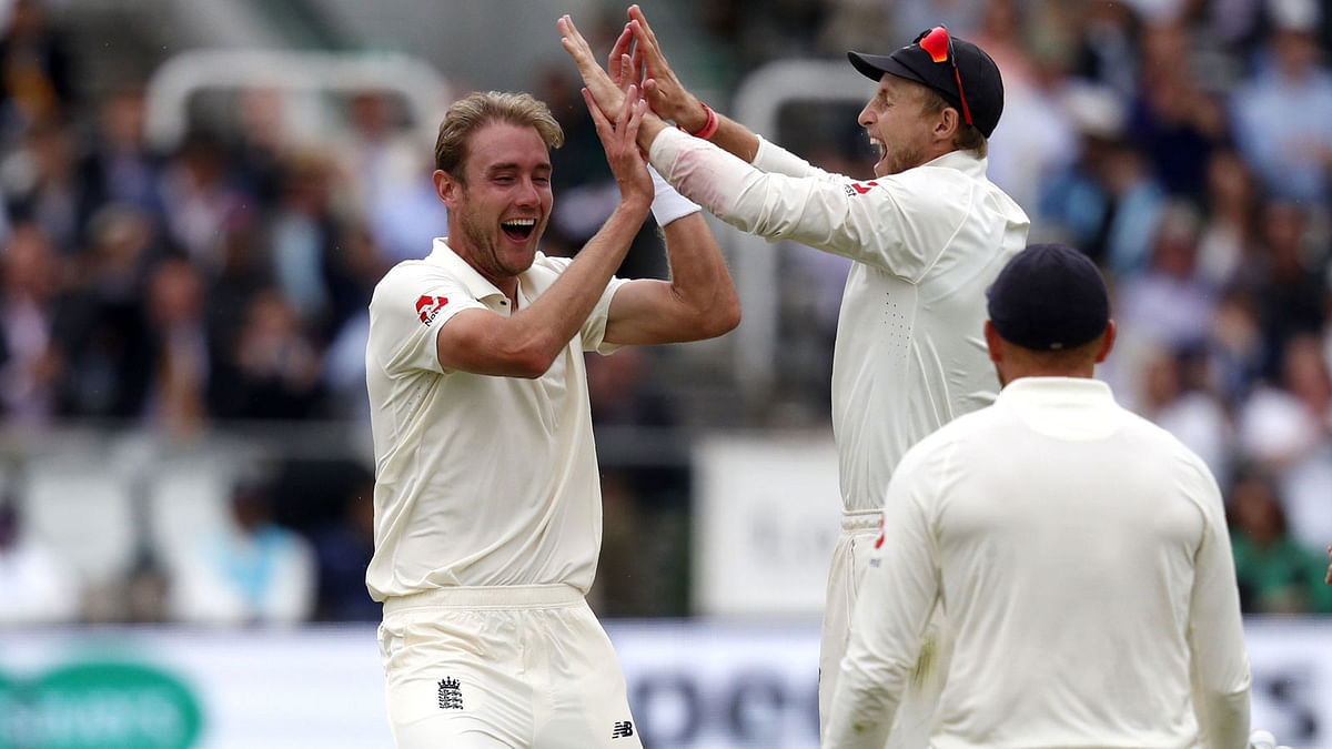England’s Stuart Broad (L) celebrates with England’s captain Joe Root after taking the wicket of India’s Dinesh Karthik during play on the fourth day of the second Test cricket match between England and India at Lord’s Cricket Ground in London on 12 August, 2018. Photo: AFP