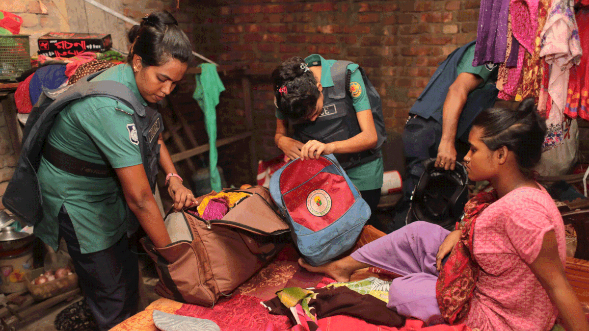 Police search a house during an anti drug raid in Dhaka, Bangladesh, 4 June, 2018. Photo: Reuters