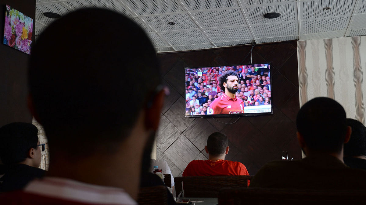 Egyptian Liverpool supporters watch the opening game of the English Premier League between Liverpool and West Ham at a restaurant in Cairo, on 12 August 2018. As Mohamed Salah took to the field for the start of the new Premier League season, fans in his native Egypt prayed Sunday for another miracle campaign from the talismanic striker.—AFP