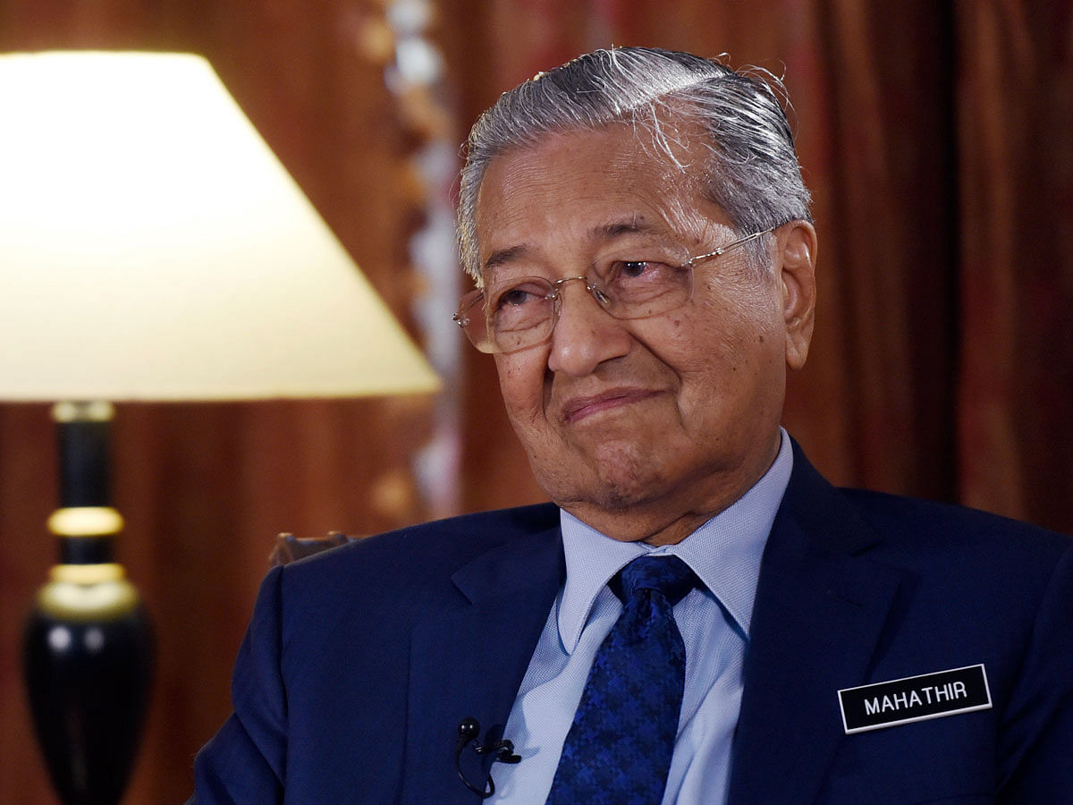 Malaysia`s prime minister Mahathir Mohamad listens during an interview with The Associated Press in Putrajaya, Malaysia, Monday, 13 August 2018. Mahathir said he will seek to cancel multibillion-dollar Chinese-backed infrastructure projects that were signed by his predecessor as his government works to dig itself out of debt, and he blasted Myanmar’s treatment of its Rohingya minority as `grossly unjust. Photo : AP