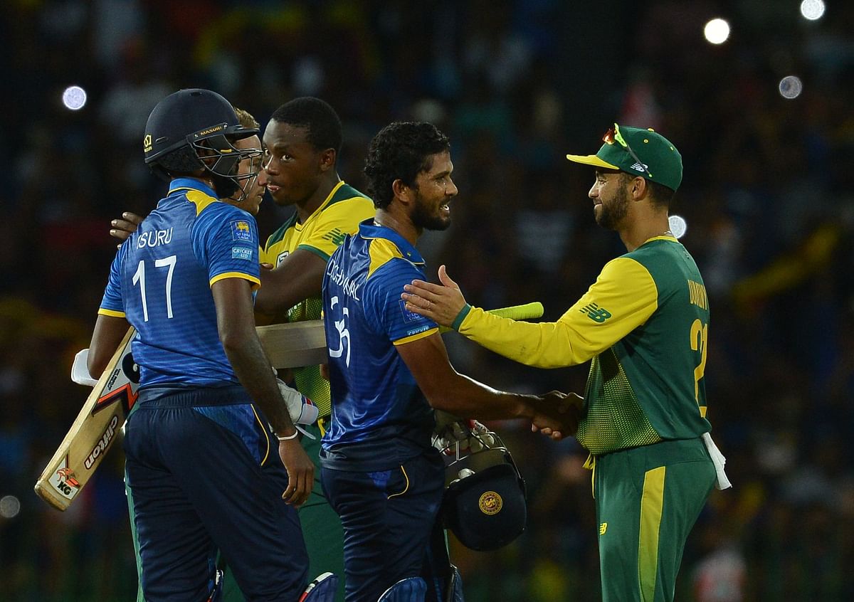 South Africa`s Jean-Paul Duminy (R) is congratulated by Sri Lanka`s Dinesh Chandimal (C) after Sri Lanka`s victory in the international Twenty20 cricket match between Sri Lanka and South Africa at the R Peremadasa Stadium in Colombo, on 14 August 2018. -- Photo: AFP