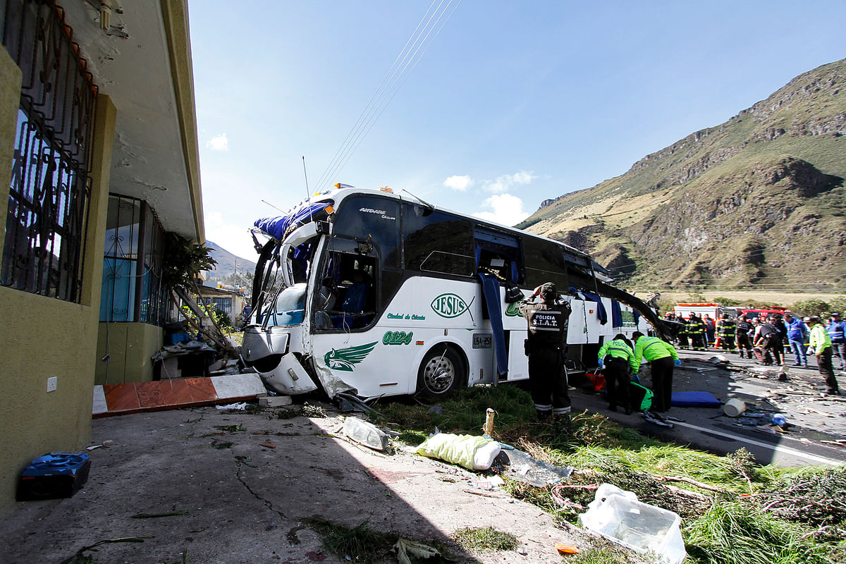 Police and rescue workers work on a Colombian-registered bus traveling to Quito, that crashed in Pifo, Ecuador, Tuesday, 14 August 2018. Photo: AP