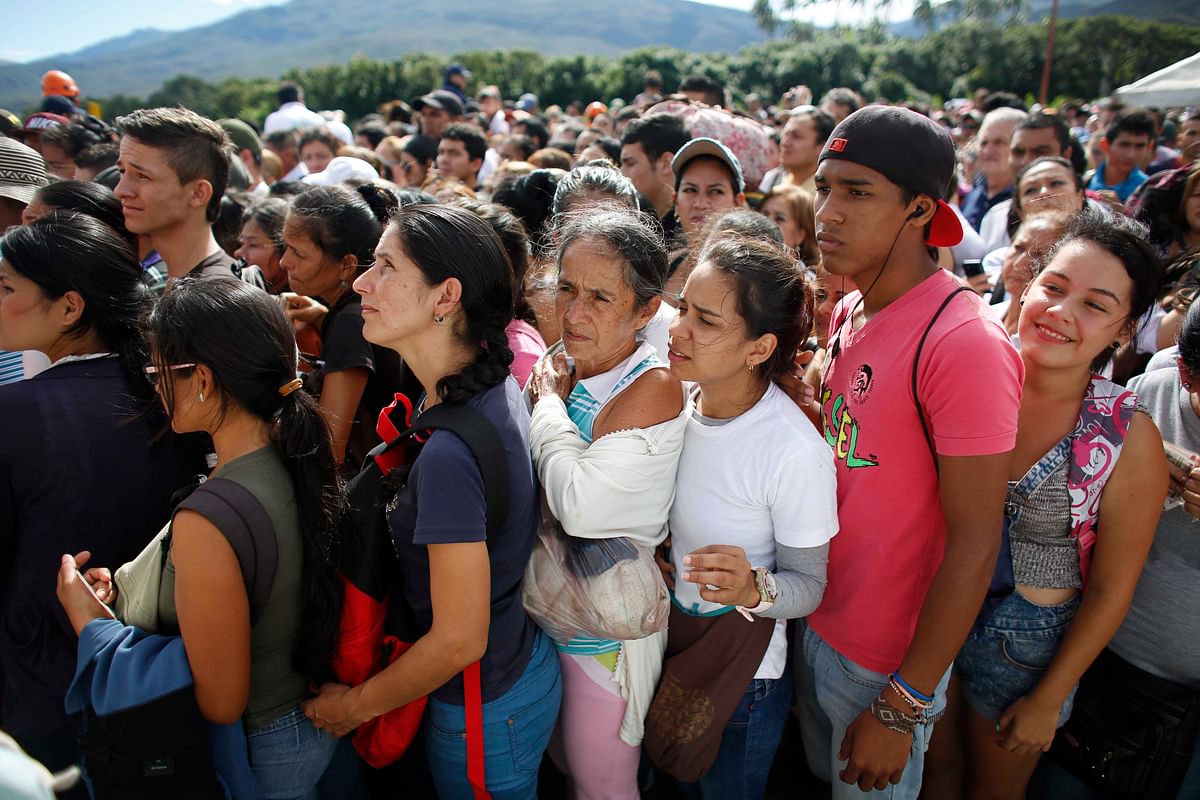 In this 17 July 2016 file photo, Venezuelans wait in line to cross into Colombia through the Simon Bolivar bridge in San Antonio del Tachira, Venezuela. Photo: AP