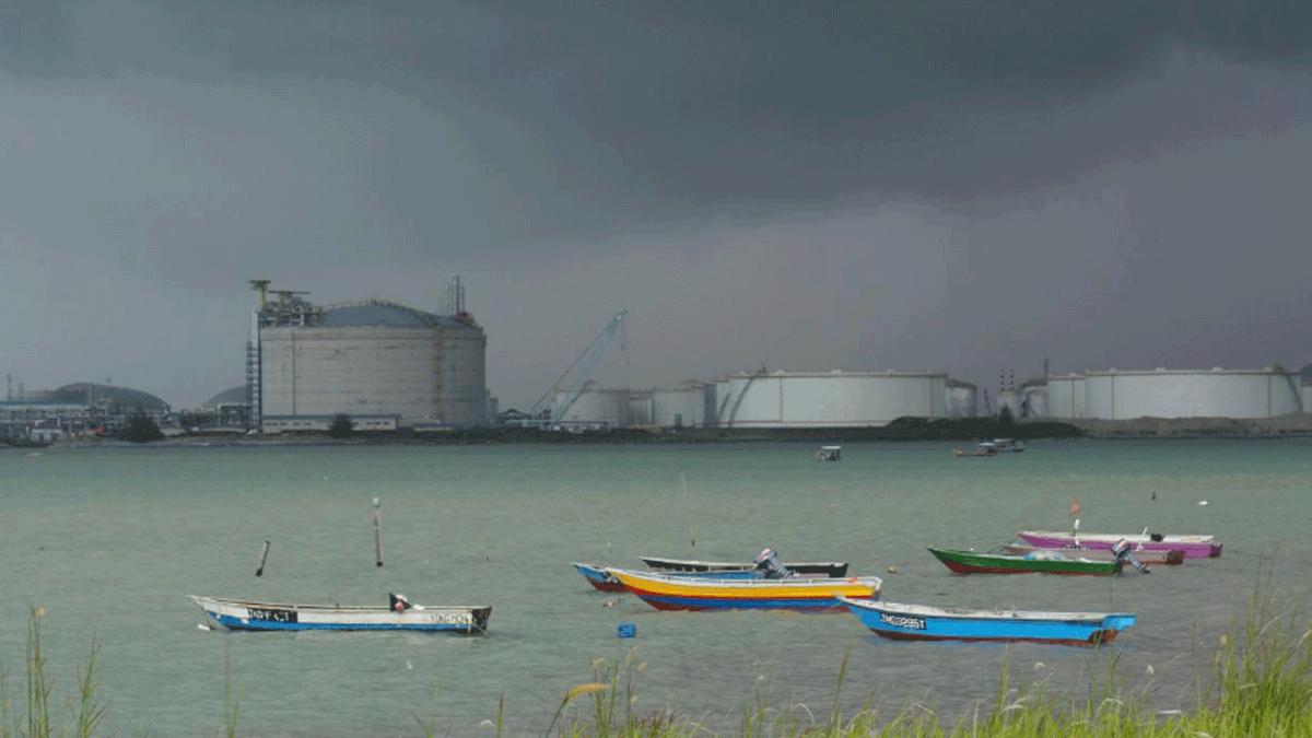 Dark clouds pull up over an oil storage terminal in Johor, Malaysia, on 7 November 2017. -- Photo: Reutersoto