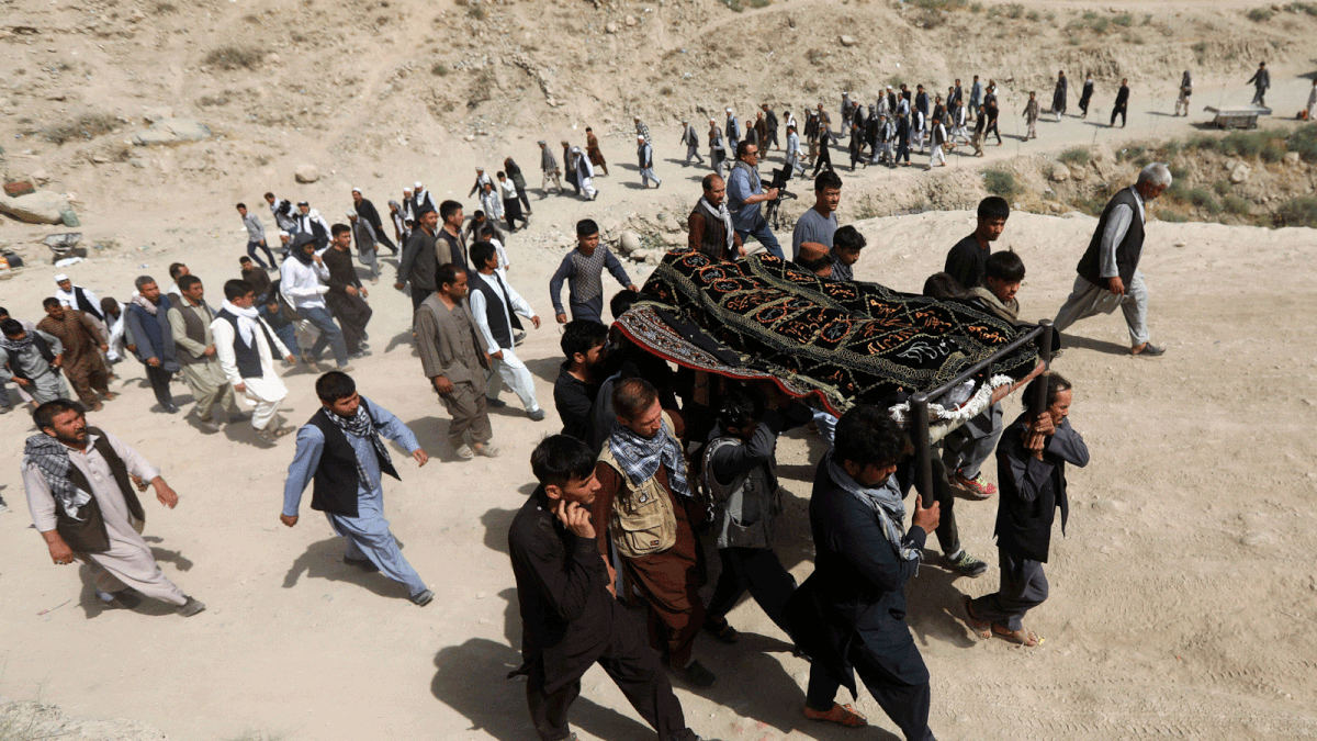 People carry the body of one of the victims of yesterday`s suicide attack during a burial ceremony, in Kabul, Afghanistan on 16 August, 2018. Photo: Reuters