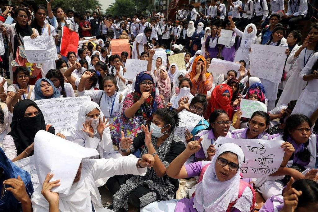 Students shout slogans as they take part in a protest over recent traffic accidents that killed a boy and a girl, in Dhaka, on 4 August 2018. -- Reuters