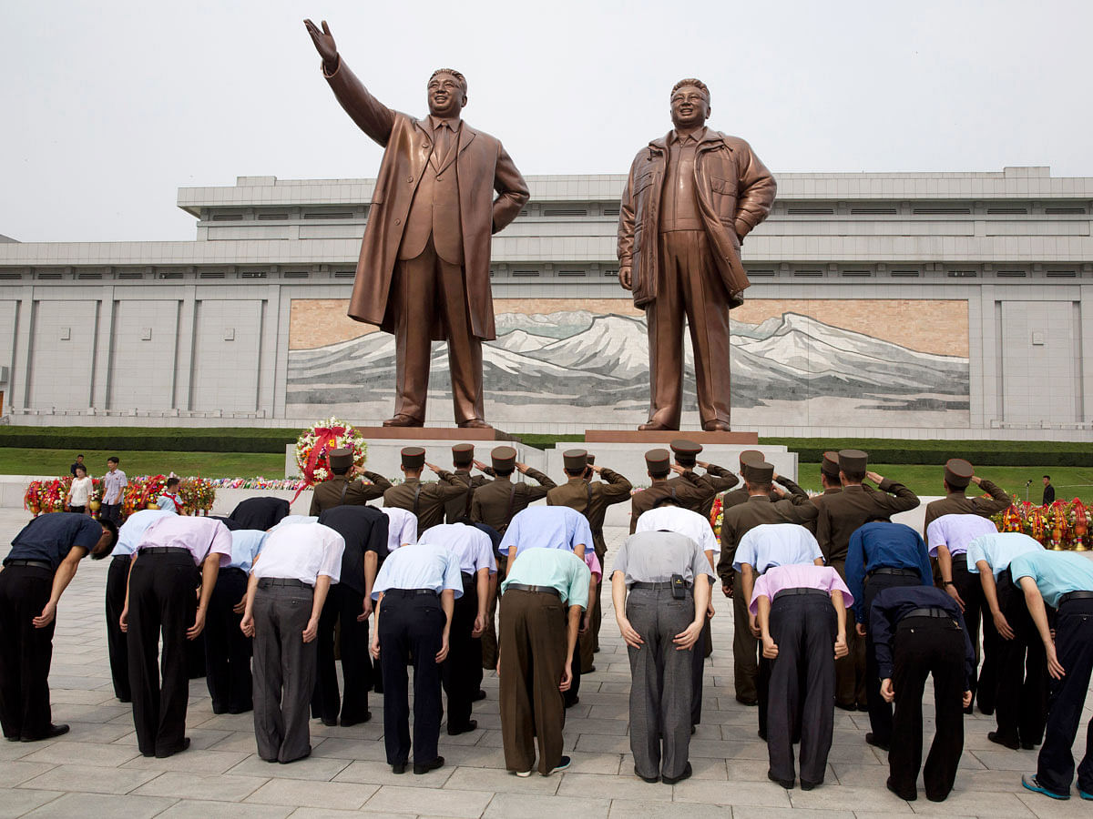North Korean soldiers salute as others bow before the giant bronze statues of late North Korean leaders Kim Il Sung and his son Kim Jong Il during the anniversary of the end of World War II and liberation from Japanese colonial rule in Pyongyang, North Korea Wednesday on 15 August 2018. Photo: AP