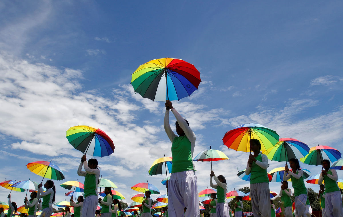 School girls hold umbrellas as they perform during India`s Independence Day celebrations in Agartala, India. 15 August 2018. Photo: Reuters
