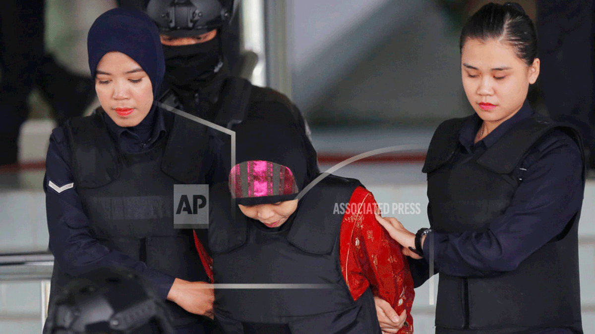 Indonesian Siti Aisyah, center, is escorted by police as she leaves her court hearing at the Shah Alam High Court in Shah Alam, Malaysia, Thursday, Aug. 16, 2018. The Malaysian court has ordered the two women, Siti Aisyah and Vietnamese Doan Thi Huong to enter their defense over the murder of North Korean leader`s half-brother in a brazen assassination that has gripped the world. Photo: AP