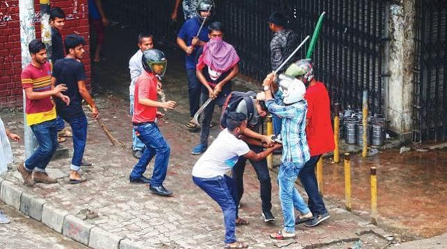 Students and activists of ruling party Awami League clash in front of the East West University on 6 August. Photo: Collected.