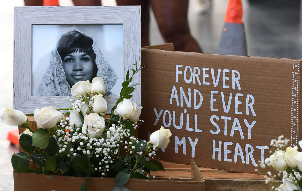 Flowers and tributes are placed on the Star for Aretha Franklin on the Hollywood Walk of Fame in Hollywood, California, 16 August, 2018, after the music icon, legendary singer and `Queen of Soul` loved by millions whose history-making career spanned six decades, died on Thursday. Photo: AFP