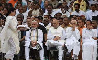 Indian prime minister Narendra Modi (2L), Bhartiya Janata Party (BJP) president Amit Shah (C) watch as Atal Bihari Vajpayee`s granddaughter Niharika (L) carries the National flag during the funeral of former Indian prime minister Atal Bihari Vajpayee in New Delhi on 17 August 2018. Three-time Indian prime minister Atal Bihari Vajpayee died 16 August, sparking tributes from across the political spectrum as current leader Narendra Modi mourned the `irreplaceable loss` of the respected statesman. Photo: AFP