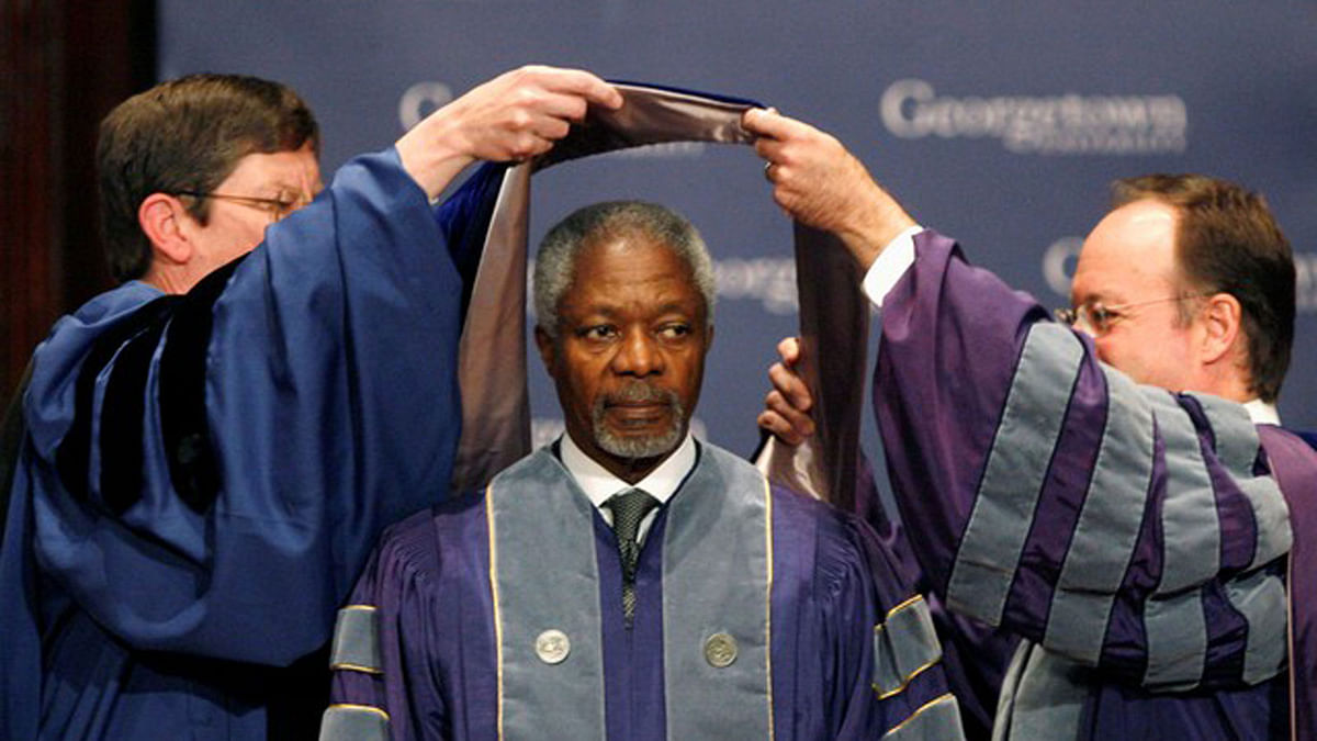 United Nations secretary-general Kofi Annan (C) is honored at Georgetown University in Washington on 30 October 2006. Photo: Reuters