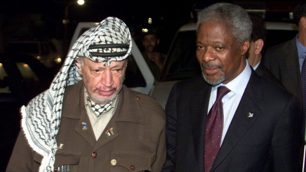 Palestinian president Yasser Arafat (L) walks with UN secretary general Kofi Annan`s after they concluded talks in Gaza on 10 October 2000. Photo: Reuters