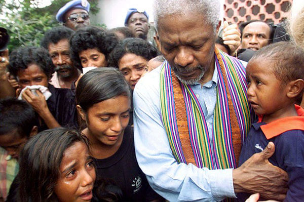 United Nations secretary-general Kofi Annan consoles family members of victims of April, 1999 massacre by pro-Indonesia militia in Liquisa, 30 km west of DIli on 17 February 2000. Photo: Reuters