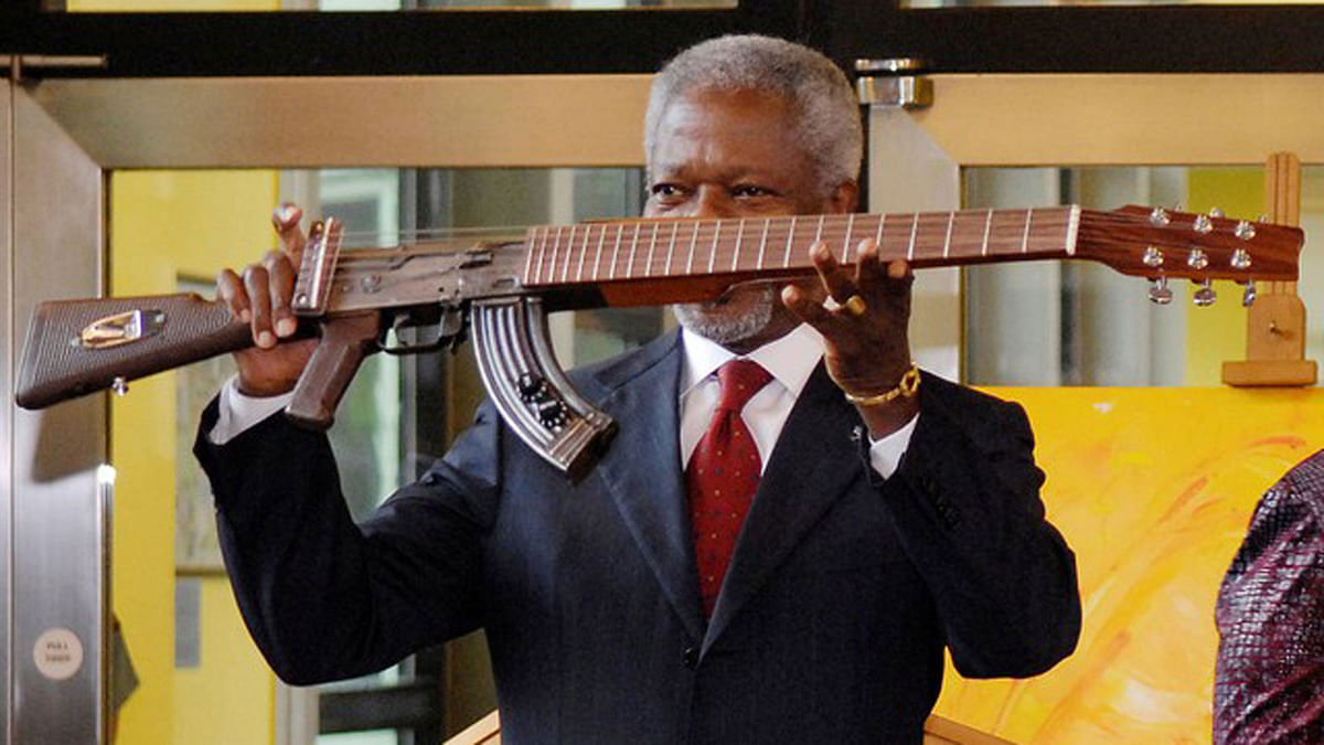 Former United Nations secretary general Kofi Annan displays a AK47 gun transformed to a guitar at Vienna`s UN headquarters on 11 September 2007. Photo: Reuters