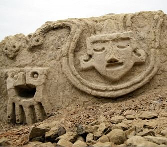 Handout picture released by the Archeological Zone of Caral on 16 August 2018 showing high relief decorations on a recently unearthed wall at the archaeological site of Vichama, on the Huaura Valley, on the coast of the Peru, 140 km north of Lima. Photo: AFP
