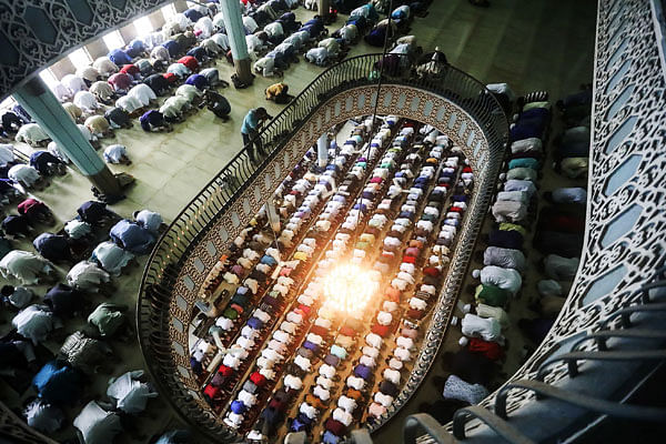 Bangladeshi Muslims perform Eid al-Adha prayers at Baitul Mukarrom National Mosque in Dhaka on 22 August, 2018. Photo: AFP