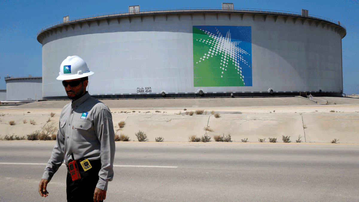 An Aramco employee walks near an oil tank at Saudi Aramco`s Ras Tanura oil refinery and oil terminal in Saudi Arabia 21 May, 2018. Photo: Reuters
