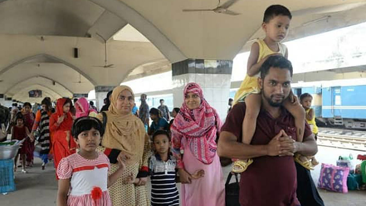 Holidaymakers are returning home after enjoying Eid vacation. Photo: UNB