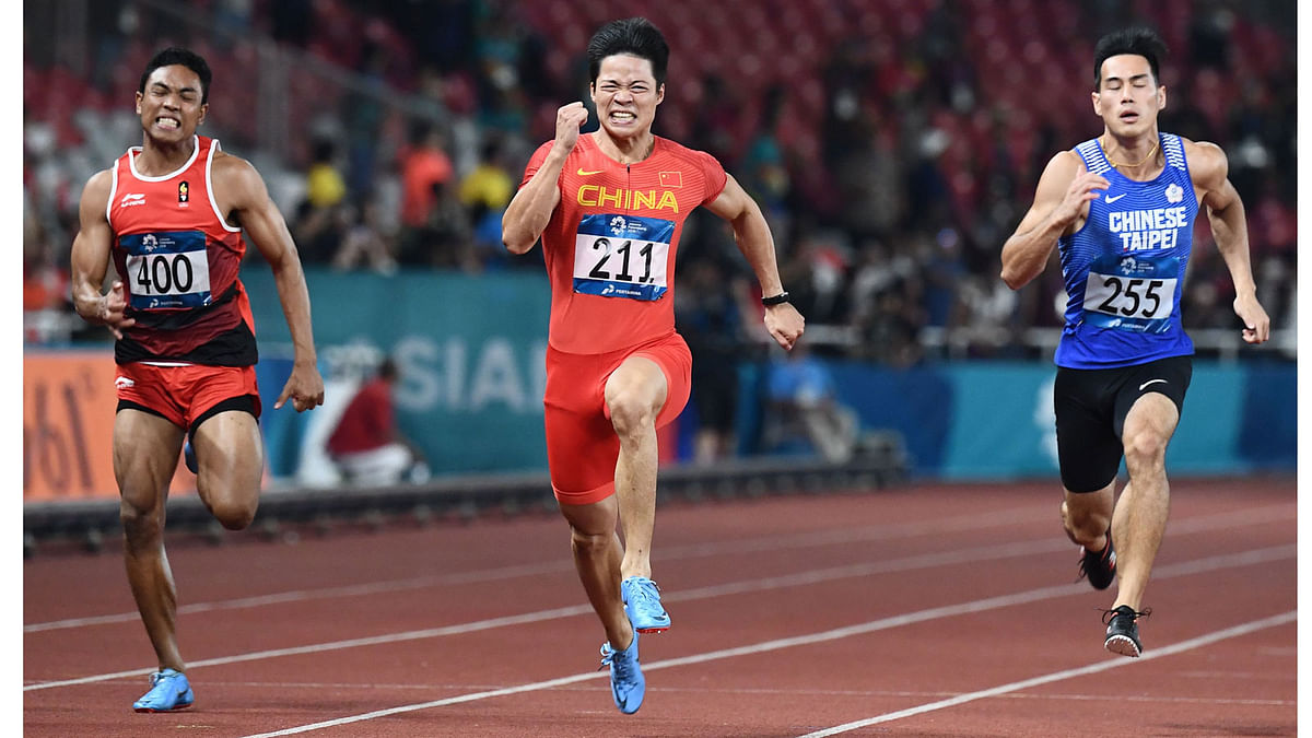 China`s Su Bingtian (C) competes in the final of the men`s 100m athletics event during the 2018 Asian Games in Jakarta on 26 August 2018. AFP