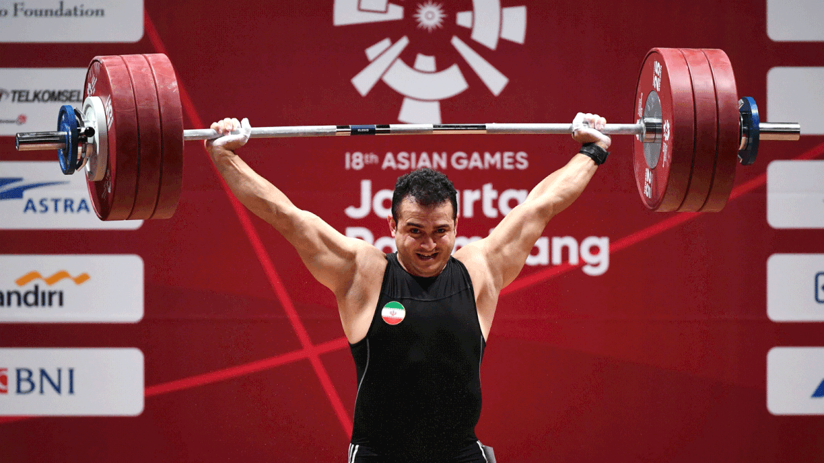 Sohrab Moradi of Iran performs a lift to break the world record in the men`s 94kg class weightlifting event at the 2018 Asian Games in Jakarta on 25 August 2018. Photo: AFP