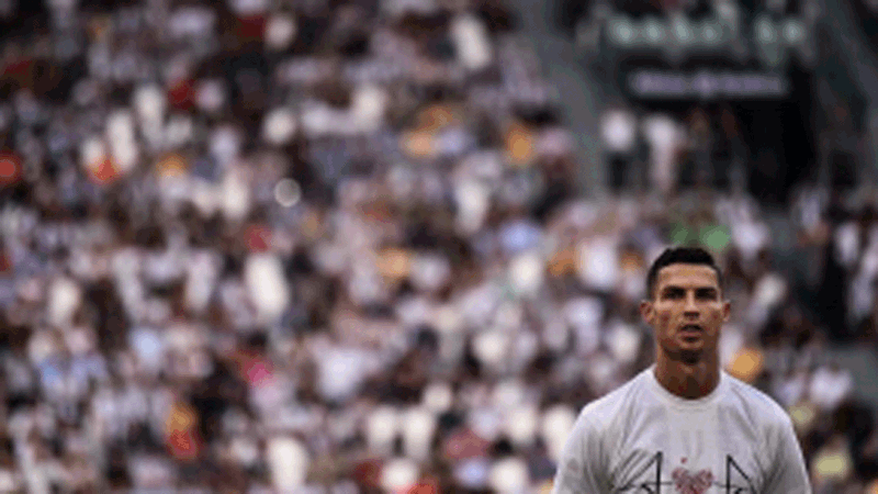 Juventus` Portuguese forward Cristiano Ronaldo, wearing a jersey in homage of the victims of the Genoa Morandi bridge collapse, stands at attention prior to the Italian Serie A football match Juventus vs Lazio on 25 August 2018 at the Allianz Stadium in Turin. Photo: AFP