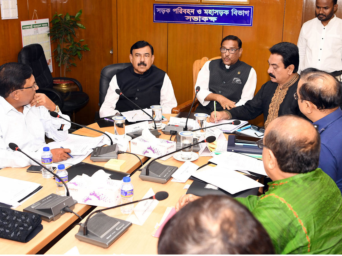 Road transport and bridges minister Obaidul Quader (3rd L) presides over the 42nd meeting of the Road Transport Advisory Council (RTAC) at the secretariat in Dhaka on 27 August. Photo: PID